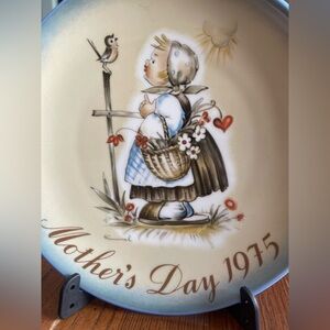 Vintage Hummel Mother's Day 1975 Collectible Porcelain Plate “Message of Love”